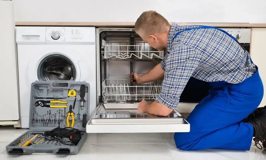 Şereflikoçhisar Gorenje servisi teknisyen ekibi beyaz eşya tamiri yaparken